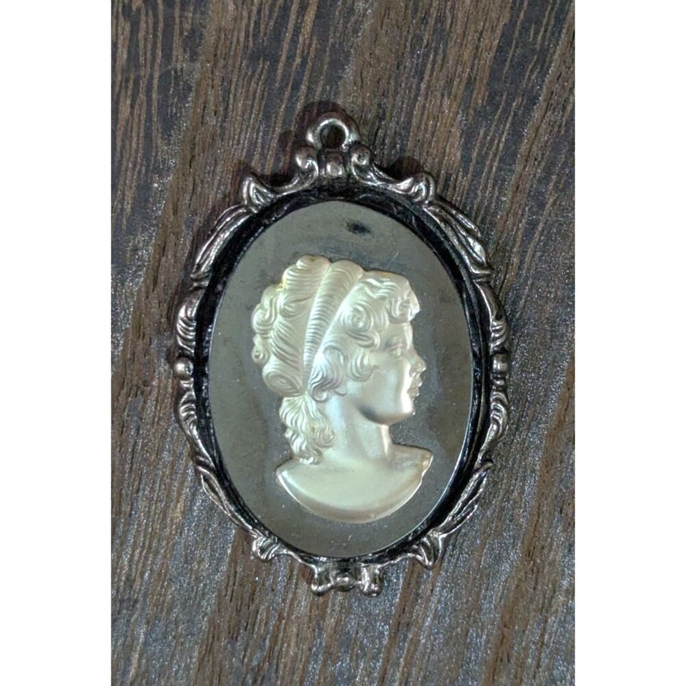Silver Tone Vintage Cameo Pendant Womans Profile‎ Elegant Detailing Estate